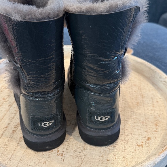 UGG Women’s Bailey Button Mirage Button Ankle Boots Gray Patent Size  8 Snow Fur - Picture 2 of 9